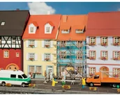 Kolejki i akcesoria - Faller Domki podmiejskie z rusztowaniem malarskim 130494 skala H0 2 szt - miniaturka - grafika 1