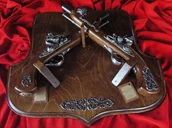 Repliki - broń - WŁOCHY ZESTAW PISTOLETÓW SKAŁKOWYCH NA DREWNIANEJ ZAWIESZCE - miniaturka - grafika 1