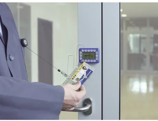 Durable Etui z mechanizmem ściągającym na 1 kartę 54 x 85mm 10 sztuk 8012-19 - Identyfikatory - miniaturka - grafika 4