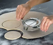 Formy do ciast - Kuchenprofi zaciskacz / wykrawacz do pierogów 8cm KU-0803512800 - miniaturka - grafika 1