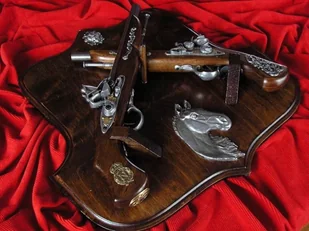 WŁOCHY ZESTAW PISTOLETÓW NA DREWNINANEJ ZAWIESZCE PLUS GŁOWA KONIA - Repliki - broń WŁOCHY ZESTAW PISTOLETÓW NA DREWNINANEJ ZAWIESZCE PLUS GŁOWA KONIA - Repliki - broń - miniaturka - grafika 1