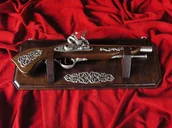 Repliki - broń - WŁOCHY DAWNY PISTOLET SKAŁKOWY NA DREWNIANEJ ZAWIESZCE - miniaturka - grafika 1