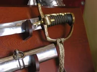 Repliki - broń - Płatnerze hiszpańscy GŁADKA POLSKA SZABLA HUSARSKA Z PALUCHEM Z POCHWĄ NA TABLO - miniaturka - grafika 1