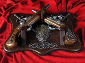 Repliki - broń - WŁOCHY DWA PISTOLETY NA DREWNIE Z HERBEM I MIECZAMI - miniaturka - grafika 1