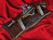 Repliki - broń - WŁOCHY DREWNIANA ZAWIESZKA Z PISTOLETEM SKAŁKOWYM - miniaturka - grafika 1