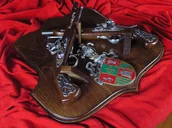 Repliki - broń - WŁOCHY DWA PISTOLETY SKAŁKOWE NA TABLO PLUS HERB - miniaturka - grafika 1