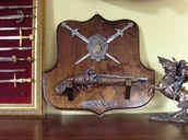 Repliki - broń - WŁOCHY ZDOBIONY PISTOLET NA DREWNIANYM TABLO - miniaturka - grafika 1