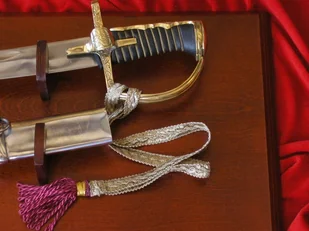 Płatnerze hiszpańscy GŁADKA POLSKA SZABLA HUSARSKA Z PALUCHEM Z POCHWĄ NA TABLO - Repliki - broń - miniaturka - grafika 2