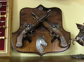 Repliki - broń - WŁOCHY ZESTAW PISTOLETÓW NA ZAWIESZCE Z GŁOWĄ KONIA REPLIKI BRONI PALNEJ - miniaturka - grafika 1