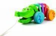 Plan Toys Tęczowy krokodyl 8854740014160 - Powieści - miniaturka - grafika 2