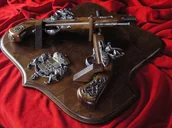 Repliki - broń - WŁOCHY ZESTAW PISTOLETÓW Z HERBEM NA DREWNIE - miniaturka - grafika 1