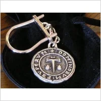 Płatnerze hiszpańscy WYJĄTKOWY BRELOK Z SYMBOLEM ZAKONU ŚW. JAKUBA Z ALTOPASCIO - Repliki - akcesoria Płatnerze hiszpańscy WYJĄTKOWY BRELOK Z SYMBOLEM ZAKONU ŚW. JAKUBA Z ALTOPASCIO - Repliki - akcesoria - miniaturka - grafika 1