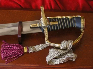 Płatnerze hiszpańscy GŁADKA POLSKA SZABLA HUSARSKA Z PALUCHEM BEZ POCHWY NA TABL - Repliki - broń - miniaturka - grafika 2