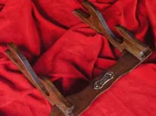 Repliki - akcesoria - WŁOCHY DREWNIANY STOJAK PODWÓJNY DO REPLIK BRONI - miniaturka - grafika 1