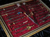 Repliki - broń - Płatnerze hiszpańscy DUŻA RAMA ORAZ 24 MIECZE Z RÓŻNYCH EPOK - miniaturka - grafika 1