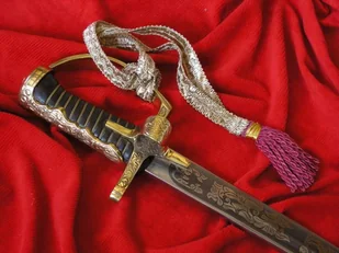 Płatnerze hiszpańscy SZABLA HUSARSKA BEZ POCHWY Z PALUCHEM GRAWEROWANA OKOŁO 175 - Repliki - broń Płatnerze hiszpańscy SZABLA HUSARSKA BEZ POCHWY Z PALUCHEM GRAWEROWANA OKOŁO 175 - Repliki - broń - miniaturka - grafika 1