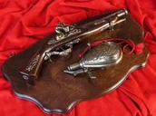 Repliki - broń - WŁOCHY TABLO Z PISTOLETEM SKAŁKOWYM ORAZ PROCHOWNICĄ XVIIw - miniaturka - grafika 1