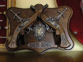 Repliki - broń - WŁOCHY ZESTAW PISTOLETÓW NA DREWNIANEJ ZAWIESZCE REPLIKI PISTOLETÓW - miniaturka - grafika 1