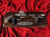 Repliki - broń - WŁOCHY DREWNIANE TABLO Z PISTOLETEM SKAŁKOWYM - miniaturka - grafika 1