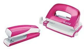 Leitz Zszywacz + dziurkacz Mini WOW metalowy, różowy metalik 55612023 - Przybory szkolne Leitz Zszywacz + dziurkacz Mini WOW metalowy, różowy metalik 55612023 - Przybory szkolne - miniaturka - grafika 1