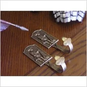 Repliki - akcesoria - Płatnerze hiszpańscy MYŚLIWSKIE ZŁOTE WIESZAKI - miniaturka - grafika 1