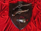 Repliki - broń - WŁOCHY TABLO 2 PISTOLETY SKAŁKOWE I PROCHOWNICA Z XVIIw - miniaturka - grafika 1