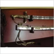 Repliki - broń - Płatnerze hiszpańscy POLSKA SZABLA OFICERSKA gen. SIKORSKIEGO WZ 1920/P + TABLO - miniaturka - grafika 1