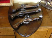 Repliki - broń - WŁOCHY ZESTAW TRZECH PISTOLETÓW NA DREWNIANYM TABLO - miniaturka - grafika 1