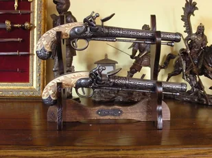 Hiszpania ZESTAW SREBRNYCH PISTOLETÓW POJEDYNKOWYCH - Repliki - broń Hiszpania ZESTAW SREBRNYCH PISTOLETÓW POJEDYNKOWYCH - Repliki - broń - miniaturka - grafika 1