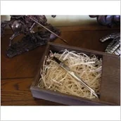 Repliki - akcesoria - Płatnerze hiszpańscy OZDOBNA SKRZYNKA DREWNIANA NA NOŻYKI DO LISTÓW - miniaturka - grafika 1