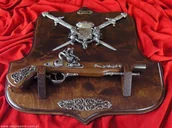 Repliki - broń - WŁOCHY PISTOLET NA DREWNIE - HERB I DWA MIECZE - miniaturka - grafika 1