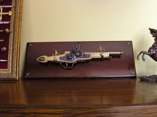 Hiszpania ORYGINALNY PISTOLET SKAŁKOWY NA DREWNIANEJ ZAWIESZCE - Repliki - broń Hiszpania ORYGINALNY PISTOLET SKAŁKOWY NA DREWNIANEJ ZAWIESZCE - Repliki - broń - miniaturka - grafika 1