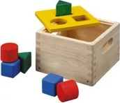 Klocki - Plan Toys Skrzynia z figurami geometrycznymi 9430 - miniaturka - grafika 1