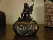 Figurki dekoracyjne - Veronese SECESYJNA SZKATUŁKA Z ANIOŁEM - miniaturka - grafika 1