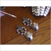 Repliki - akcesoria - Płatnerze hiszpańscy WIESZAKI NA REPLIKI LILIE SREBRNE - miniaturka - grafika 1