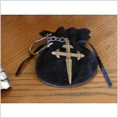 Repliki - akcesoria - Płatnerze hiszpańscy ZŁOTY BRELOCZEK Z KRZYŻEM TEMPLARIUSZY - miniaturka - grafika 1