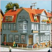 Kolejki i akcesoria - Auhagen Kamienica narożna z pubem 12249 - miniaturka - grafika 1