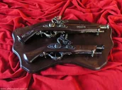 Repliki - broń - WŁOCHY HISTORYCZNY ZESTAW PISTOLETÓW SKŁAKOWYCH NA DREWNIE - miniaturka - grafika 1