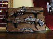 Repliki - broń - WŁOCHY WYJĄTKOWY ZESTAW PISTOLETÓW NA DREWNIANEJ ZAWIESZCE REPLIKA BRONI - miniaturka - grafika 1