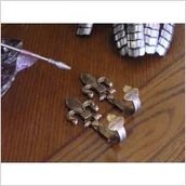 Repliki - akcesoria - Płatnerze hiszpańscy WIESZAKI NA REPLIKI LILIE ZŁOTE - miniaturka - grafika 1