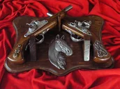 Repliki - broń - WŁOCHY DWA PISTOLETY NA DREWNiE Z GŁOWĄ KONIA - miniaturka - grafika 1