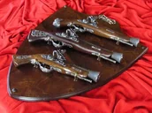 Repliki - broń - WŁOCHY TRZY PISTOLETY SKAŁKOWE NA DREWNIANEJ ZAWIESZCE - miniaturka - grafika 1