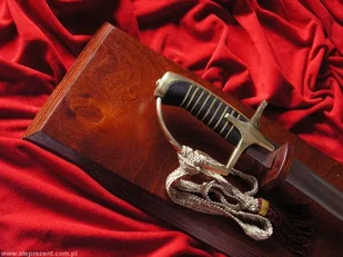 Płatnerze hiszpańscy Oficerska szabla Wojska Polskiego WZ 1976 gładka na tablo - Repliki - broń Płatnerze hiszpańscy Oficerska szabla Wojska Polskiego WZ 1976 gładka na tablo - Repliki - broń - miniaturka - grafika 1