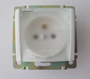 Legrand Gniazdo ścienne VALENA IP44 Pojedyncze moduł z/u klap. przez. 774221 biały - Gniazdka elektryczne - miniaturka - grafika 3