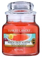 Świece - Yankee Candle Passion Fruit Martini 105 g Classic mała świeczka zapachowa - miniaturka - grafika 1