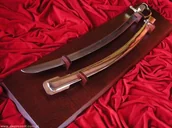 Repliki - broń - Płatnerze hiszpańscy HISTORYCZNA SZABLA HUSARSKA Z XVII W Z POCHWĄ NA TABLO - miniaturka - grafika 1