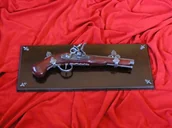 Repliki - broń - Hiszpania ŁADNY PISTOLET SKAŁKOWY NA DREWNIANEJ ZAWIESZCE - miniaturka - grafika 1