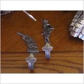 Repliki - akcesoria - Płatnerze hiszpańscy ZESTAW MYŚLIWSKICH WIESZAKÓW SREBRNYCH - miniaturka - grafika 1