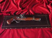 Repliki - broń - Hiszpania PISTOLET SKAŁKOWY WRAZ Z DREWNIANĄ ZAWIESZKĄ - miniaturka - grafika 1
