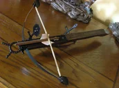 Repliki - broń - WŁOCHY MINIATURKA KUSZY DREWNIANEJ Z XV W - miniaturka - grafika 1